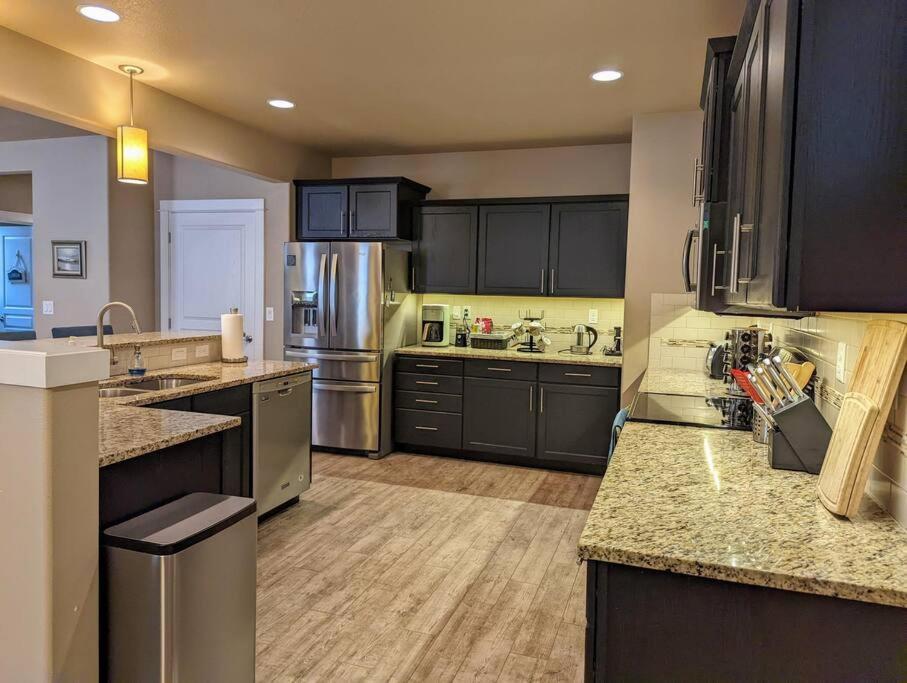 Spacious 3-Bedroom Home With Outdoor Space ยูจีน ภายนอก รูปภาพ