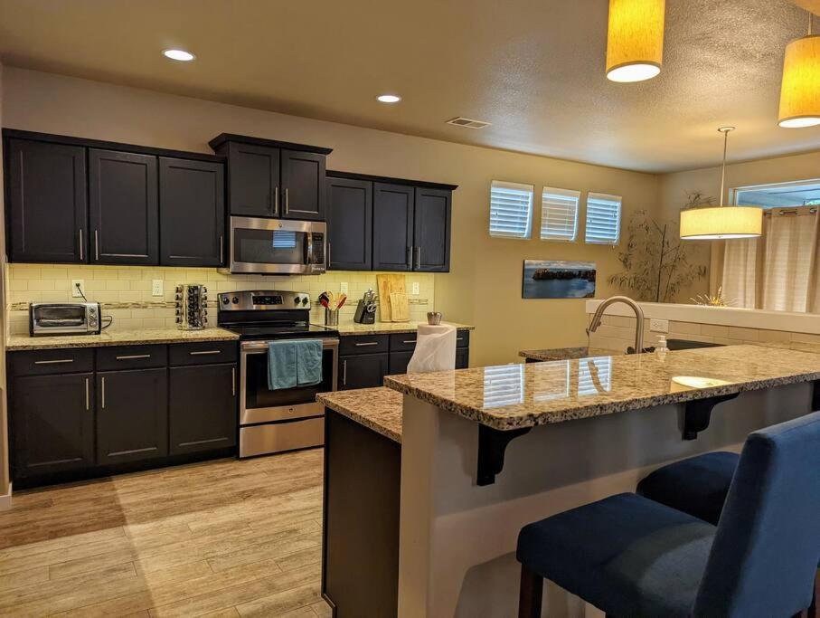 Spacious 3-Bedroom Home With Outdoor Space ยูจีน ภายนอก รูปภาพ