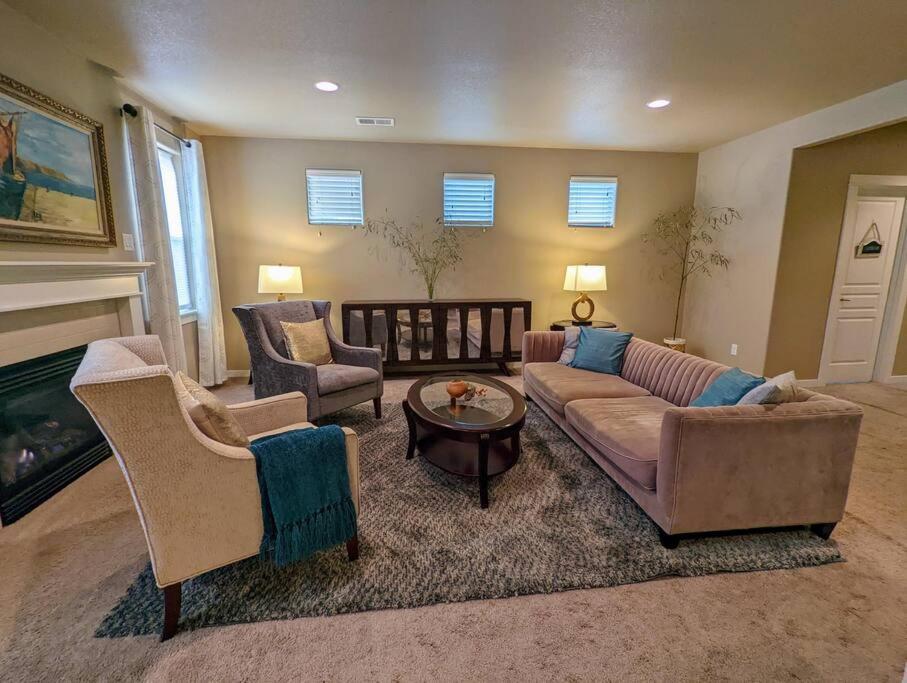 Spacious 3-Bedroom Home With Outdoor Space ยูจีน ภายนอก รูปภาพ