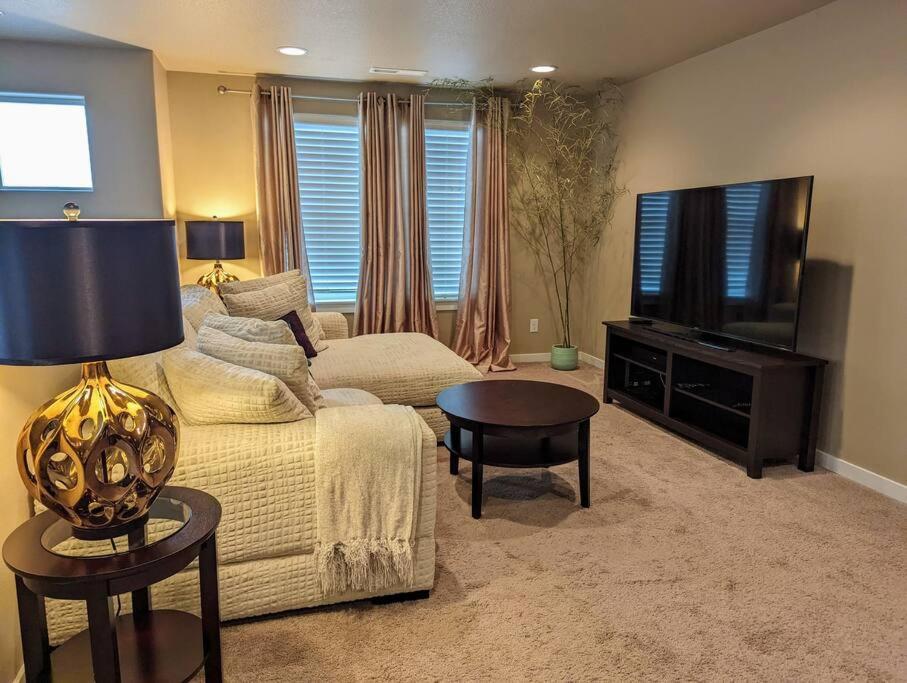 Spacious 3-Bedroom Home With Outdoor Space ยูจีน ภายนอก รูปภาพ